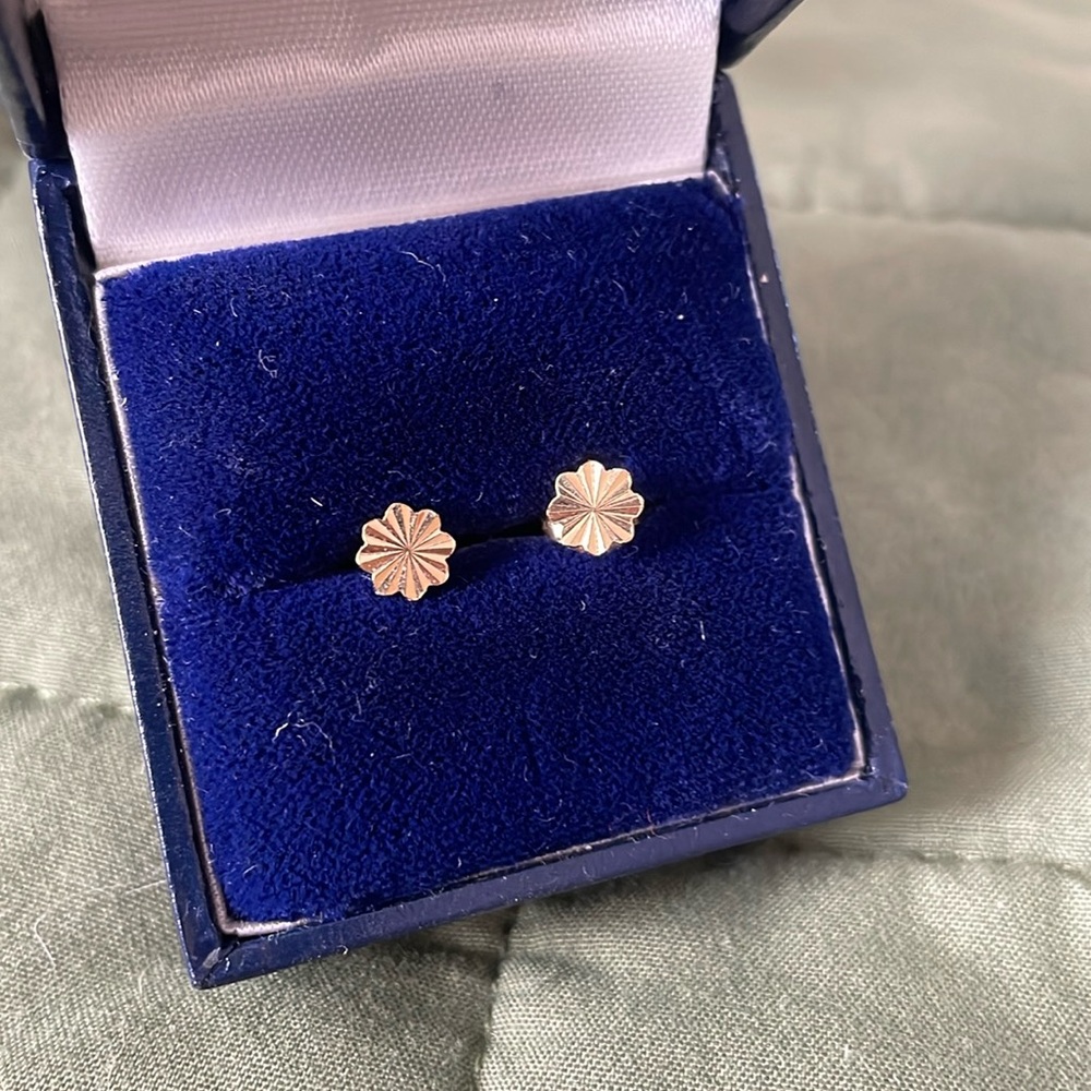 18k Solid Gold Vintage 60s Starburst Flower Stud Earrings from Italy